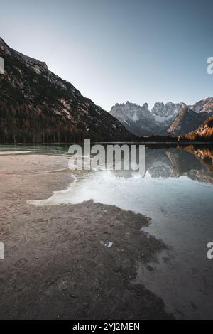 Blick über den teilweise zugefrorenen Dürrensee (italienisch Lago di Landro) nach Süden in die Ampezzaner Dolomiten mit der Cristallogruppe im Herbst zu Sonnenaufgang am 08.11.2024. // Blick über den teilweise gefrorenen Dürrensee südlich in die Ampezzo-Dolomiten mit der Cristallo-Gruppe im Herbst bei Sonnenaufgang am 8. November 2024. - 20241108 PD12996 Credit: APA-PictureDesk/Alamy Live News Stockfoto