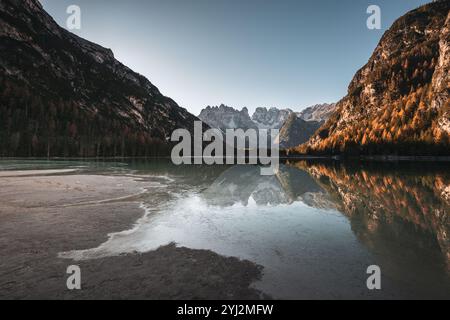 Blick über den teilweise zugefrorenen Dürrensee (italienisch Lago di Landro) nach Süden in die Ampezzaner Dolomiten mit der Cristallogruppe im Herbst zu Sonnenaufgang am 08.11.2024. // Blick über den teilweise gefrorenen Dürrensee südlich in die Ampezzo-Dolomiten mit der Cristallo-Gruppe im Herbst bei Sonnenaufgang am 8. November 2024. - 20241108 PD12997 Credit: APA-PictureDesk/Alamy Live News Stockfoto