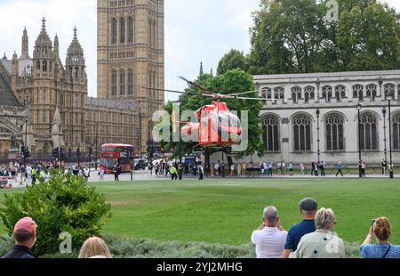 London, Großbritannien. Luftarztwagen, der nach einem schweren Vorfall am Parlamentsplatz in den Rettungsdienst einsteigt. September 2024 Stockfoto