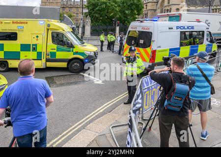 London, Großbritannien. Krankenwagen und Polizei auf dem Parlamentsplatz nach einem schweren Vorfall. September 2024 Stockfoto