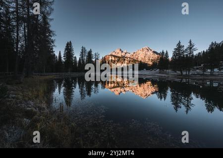 Der Antornosee (italienisch Lago d'Antorno) in den Sextner Dolomiten in der Provinz Belluno etwa 2 km nördlich des Misurinasees auf dem Gemeindegebiet von Auronzo di Cadore im Herbst zu Sonnenaufgang am 08.11.2024. Im Bild: Blick vom Südufer mit Sorapiss am Horizont // See Antorno in den Sextner Dolomiten in der Provinz Belluno etwa 2 km nördlich des Misurinasees in der Gemeinde Auronzo di Cadore im Herbst bei Sonnenaufgang am 8. November 2024. Im Bild: Blick vom Südufer mit Sorapiss am Horizont - 20241108 PD12989 Stockfoto