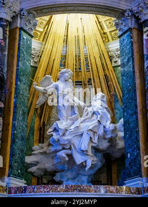 Die Ekstase der Heiligen Teresa in der Kapelle der Heiligen Teresa von Jesus von Gian Lorenzo Bernini in der Kirche Santa Maria della Vittoria in Rom, Italien Stockfoto