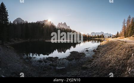 Der Antornosee (italienisch Lago d'Antorno) in den Sextner Dolomiten in der Provinz Belluno etwa 2 km nördlich des Misurinasees auf dem Gemeindegebiet von Auronzo di Cadore im Herbst zu Sonnenaufgang am 08.11.2024. Im Bild: Blick vom Westufer auf den See und die Cadini-Gruppe im Hintergrund // See Antorno in den Sextner Dolomiten in der Provinz Belluno etwa 2 km nördlich des Misurinasees in der Gemeinde Auronzo di Cadore im Herbst bei Sonnenaufgang am 8. November 2024. Im Bild: Blick vom Westufer des Sees und der Cadini-Gruppe im bac Stockfoto
