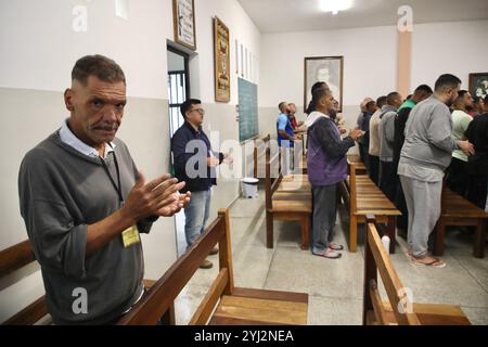 Ein Insasse klatscht mit den Händen, während er an der „Bom DIA Jesus“ teilnimmt, einer täglichen spirituellen Versammlung. In São João del-Rei im brasilianischen Bundesstaat Minas Gerais gibt ein Gefängnis ohne Waffen und Wachen, das von der Vereinigung für Schutz und Unterstützung der Sträflinge (APAC) geführt wird, eine christliche Organisation, den Häftlingen die würde zurück. Die Methode zielt darauf ab, die Verantwortung der Gefangenen zu erhöhen, indem sie strenge Zeitpläne und die obligatorische religiöse Einhaltung vorschreibt. Die Erfahrung ist eine Ausnahme im brasilianischen Gefängnissystem. (Foto: Apolline Guillerot-Malick/SOPA Images/SIPA USA) Stockfoto