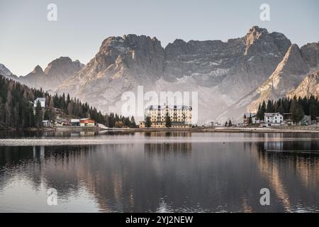 Blick auf den Misurinasee und dem Kurheim 'Instiuto IO XII', das einzige italienische Exzellenzzentrum für Diagnose, Höhenkur und Rehabilitation pädiatrischer Atemwegserkrankungen, und der Sorapiss-Gruppe an der Südseite des Sees zu SOnnenaufgang im Herbst am 08.11.2024. // Blick auf den Misurinasee und das Kurheim, das einzige italienische Exzellenzzentrum für Diagnostik, Höhenbehandlung und Rehabilitation kindlicher Atemwegserkrankungen, und die Sorapiss-Gruppe auf der Südseite des Sees bei Sonnenaufgang im Herbst am 8. November 2024. // - 20241108 PD13041 Stockfoto