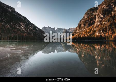Blick über den teilweise zugefrorenen Dürrensee (italienisch Lago di Landro) nach Süden in die Ampezzaner Dolomiten mit der Cristallogruppe im Herbst zu Sonnenaufgang am 08.11.2024. // Blick über den teilweise gefrorenen Dürrensee südlich in die Ampezzo-Dolomiten mit der Cristallo-Gruppe im Herbst bei Sonnenaufgang am 8. November 2024. - 20241108 PD13027 Credit: APA-PictureDesk/Alamy Live News Stockfoto