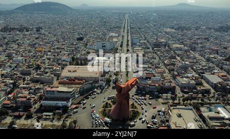 Nezahualcoyotl, Mexiko. November 2024. Aus der Vogelperspektive sehen Sie das 21 Meter hohe Denkmal von El Coyote in Nezahualcoyotl, Bundesstaat Mexiko. Die El Coyote Statue wurde am 12. November 2024 von dem mexikanischen Bildhauer Enrique Carbajal, bekannt als Sebastian, geschaffen, der sich auf monumentale Skulpturen spezialisiert hat. (Foto: Carlos Santiago/Eyepix Group) (Foto: Eyepix/NurPhoto) Credit: NurPhoto SRL/Alamy Live News Stockfoto