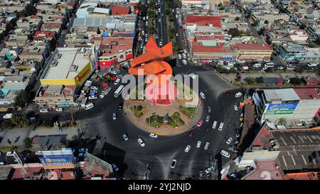 Nezahualcoyotl, Mexiko. November 2024. Aus der Vogelperspektive sehen Sie das 21 Meter hohe Denkmal von El Coyote in Nezahualcoyotl, Bundesstaat Mexiko. Die El Coyote Statue wurde am 12. November 2024 von dem mexikanischen Bildhauer Enrique Carbajal, bekannt als Sebastian, geschaffen, der sich auf monumentale Skulpturen spezialisiert hat. (Foto: Carlos Santiago/Eyepix Group) (Foto: Eyepix/NurPhoto) Credit: NurPhoto SRL/Alamy Live News Stockfoto