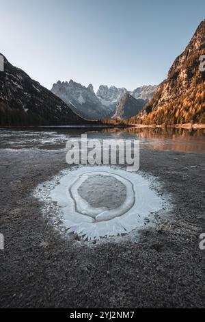 Blick über den teilweise zugefrorenen Dürrensee (italienisch Lago di Landro) nach Süden in die Ampezzaner Dolomiten mit der Cristallogruppe im Herbst zu Sonnenaufgang am 08.11.2024. // Blick über den teilweise gefrorenen Dürrensee südlich in die Ampezzo-Dolomiten mit der Cristallo-Gruppe im Herbst bei Sonnenaufgang am 8. November 2024. - 20241108 PD13028 Credit: APA-PictureDesk/Alamy Live News Stockfoto