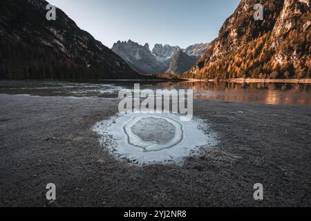 Blick über den teilweise zugefrorenen Dürrensee (italienisch Lago di Landro) nach Süden in die Ampezzaner Dolomiten mit der Cristallogruppe im Herbst zu Sonnenaufgang am 08.11.2024. // Blick über den teilweise gefrorenen Dürrensee südlich in die Ampezzo-Dolomiten mit der Cristallo-Gruppe im Herbst bei Sonnenaufgang am 8. November 2024. - 20241108 PD13030 Credit: APA-PictureDesk/Alamy Live News Stockfoto