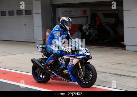 MOSKAU, RUSSLAND - 21. JULI 2019: Motorradfahrer auf einem Sportmotorrad verlässt während der Meisterschaft Russlands im Motorrad die Pits zur Rennstrecke Stockfoto