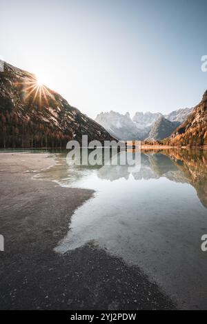 Blick über den teilweise zugefrorenen Dürrensee (italienisch Lago di Landro) nach Süden in die Ampezzaner Dolomiten mit der Cristallogruppe im Herbst zu Sonnenaufgang am 08.11.2024. // Blick über den teilweise gefrorenen Dürrensee südlich in die Ampezzo-Dolomiten mit der Cristallo-Gruppe im Herbst bei Sonnenaufgang am 8. November 2024. - 20241108 PD13008 Credit: APA-PictureDesk/Alamy Live News Stockfoto