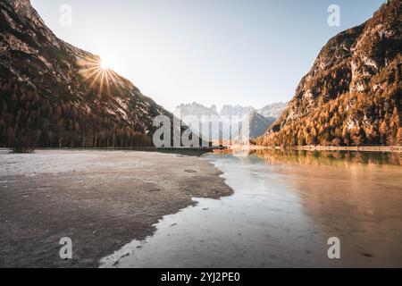 Blick über den teilweise zugefrorenen Dürrensee (italienisch Lago di Landro) nach Süden in die Ampezzaner Dolomiten mit der Cristallogruppe im Herbst zu Sonnenaufgang am 08.11.2024. // Blick über den teilweise gefrorenen Dürrensee südlich in die Ampezzo-Dolomiten mit der Cristallo-Gruppe im Herbst bei Sonnenaufgang am 8. November 2024. - 20241108 PD13007 Credit: APA-PictureDesk/Alamy Live News Stockfoto