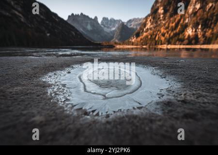 Blick über den teilweise zugefrorenen Dürrensee (italienisch Lago di Landro) nach Süden in die Ampezzaner Dolomiten mit der Cristallogruppe im Herbst zu Sonnenaufgang am 08.11.2024. // Blick über den teilweise gefrorenen Dürrensee südlich in die Ampezzo-Dolomiten mit der Cristallo-Gruppe im Herbst bei Sonnenaufgang am 8. November 2024. - 20241108 PD13010 Credit: APA-PictureDesk/Alamy Live News Stockfoto