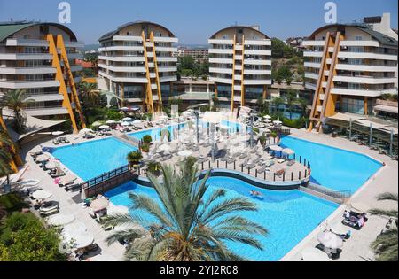 ANTALYA, TÜRKEI - 25. AUGUST 2020: Resort-Hotel mit großem Swimmingpool im Zentrum an einem sonnigen Sommertag in Antalya, Türkei Stockfoto