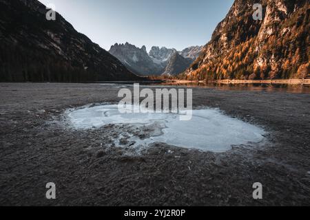 Blick über den teilweise zugefrorenen Dürrensee (italienisch Lago di Landro) nach Süden in die Ampezzaner Dolomiten mit der Cristallogruppe im Herbst zu Sonnenaufgang am 08.11.2024. // Blick über den teilweise gefrorenen Dürrensee südlich in die Ampezzo-Dolomiten mit der Cristallo-Gruppe im Herbst bei Sonnenaufgang am 8. November 2024. - 20241108 PD13016 Credit: APA-PictureDesk/Alamy Live News Stockfoto
