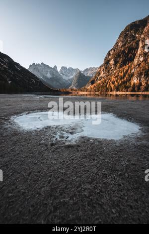 Blick über den teilweise zugefrorenen Dürrensee (italienisch Lago di Landro) nach Süden in die Ampezzaner Dolomiten mit der Cristallogruppe im Herbst zu Sonnenaufgang am 08.11.2024. // Blick über den teilweise gefrorenen Dürrensee südlich in die Ampezzo-Dolomiten mit der Cristallo-Gruppe im Herbst bei Sonnenaufgang am 8. November 2024. - 20241108 PD13014 Credit: APA-PictureDesk/Alamy Live News Stockfoto