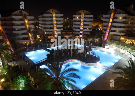 ANTALYA, TÜRKEI - 25. AUGUST 2020: Resort-Hotel mit einem großen Swimmingpool im Zentrum der Nacht in Antalya, Türkei Stockfoto