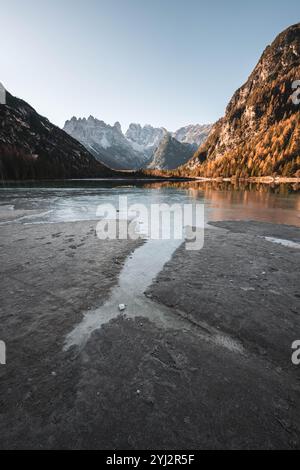 Blick über den teilweise zugefrorenen Dürrensee (italienisch Lago di Landro) nach Süden in die Ampezzaner Dolomiten mit der Cristallogruppe im Herbst zu Sonnenaufgang am 08.11.2024. // Blick über den teilweise gefrorenen Dürrensee südlich in die Ampezzo-Dolomiten mit der Cristallo-Gruppe im Herbst bei Sonnenaufgang am 8. November 2024. - 20241108 PD13018 Credit: APA-PictureDesk/Alamy Live News Stockfoto