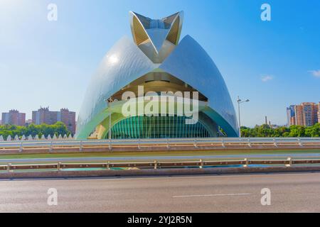 Valencia, Spanien - 12. Juli 2024: Einzigartiges architektonisches Design eines Gebäudes in der Stadt der Künste und Wissenschaften mit futuristischer Ästhetik. Stockfoto