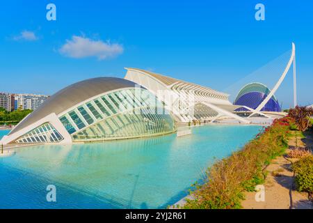 Valencia, Spanien - 12. Juli 2024: Atemberaubender Blick auf futuristische Strukturen in der Stadt der Künste und Wissenschaften, die sich im Wasser spiegeln. Stockfoto