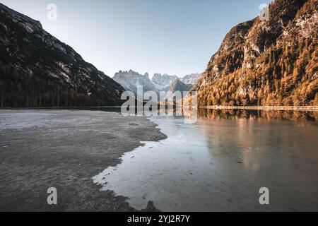 Blick über den teilweise zugefrorenen Dürrensee (italienisch Lago di Landro) nach Süden in die Ampezzaner Dolomiten mit der Cristallogruppe im Herbst zu Sonnenaufgang am 08.11.2024. // Blick über den teilweise gefrorenen Dürrensee südlich in die Ampezzo-Dolomiten mit der Cristallo-Gruppe im Herbst bei Sonnenaufgang am 8. November 2024. - 20241108 PD13019 Credit: APA-PictureDesk/Alamy Live News Stockfoto