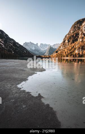 Blick über den teilweise zugefrorenen Dürrensee (italienisch Lago di Landro) nach Süden in die Ampezzaner Dolomiten mit der Cristallogruppe im Herbst zu Sonnenaufgang am 08.11.2024. // Blick über den teilweise gefrorenen Dürrensee südlich in die Ampezzo-Dolomiten mit der Cristallo-Gruppe im Herbst bei Sonnenaufgang am 8. November 2024. - 20241108 PD13020 Credit: APA-PictureDesk/Alamy Live News Stockfoto