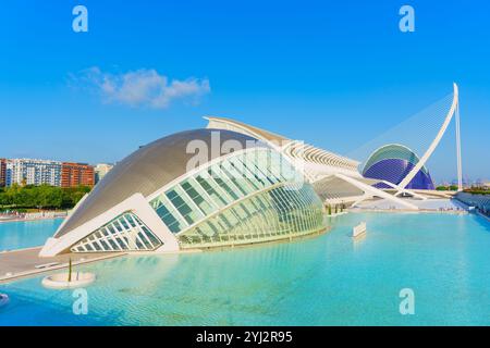 Valencia, Spanien - 12. Juli 2024: Atemberaubendes Panorama der modernen Architektur in der Stadt der Künste und Wissenschaften, reflektiert im ruhigen Wasser. Stockfoto