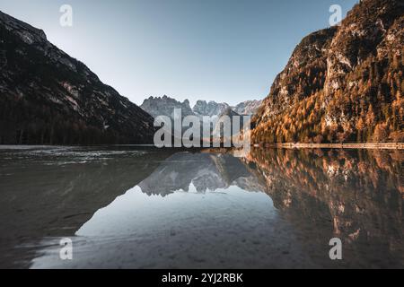 Blick über den teilweise zugefrorenen Dürrensee (italienisch Lago di Landro) nach Süden in die Ampezzaner Dolomiten mit der Cristallogruppe im Herbst zu Sonnenaufgang am 08.11.2024. // Blick über den teilweise gefrorenen Dürrensee südlich in die Ampezzo-Dolomiten mit der Cristallo-Gruppe im Herbst bei Sonnenaufgang am 8. November 2024. - 20241108 PD13022 Credit: APA-PictureDesk/Alamy Live News Stockfoto