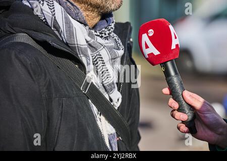 Amsterdam 12-11-24. Die Polizei ist in großer Zahl im Rathaus bei der Notfalldebatte anwesend. Der Aktivist Frank van der Linde ist einfach noch in der Stopera anwesend, wo die Dringlichkeitsdebatte über die Unruhen stattfindet. Demonstrationsverbot in Amsterdam, Demonstrationen sind nur am Westergasterrein erlaubt. Frank van der Linde spricht vor der Presse. ANP/Hollandse-Hoogte/Nico Garstman niederlande aus - belgien aus Stockfoto