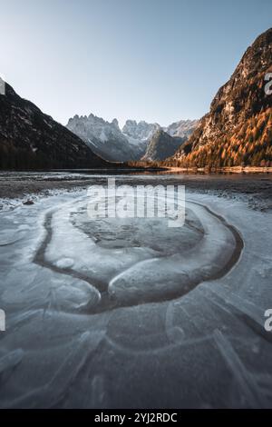 Blick über den teilweise zugefrorenen Dürrensee (italienisch Lago di Landro) nach Süden in die Ampezzaner Dolomiten mit der Cristallogruppe im Herbst zu Sonnenaufgang am 08.11.2024. // Blick über den teilweise gefrorenen Dürrensee südlich in die Ampezzo-Dolomiten mit der Cristallo-Gruppe im Herbst bei Sonnenaufgang am 8. November 2024. - 20241108 PD12998 Credit: APA-PictureDesk/Alamy Live News Stockfoto