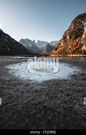 Blick über den teilweise zugefrorenen Dürrensee (italienisch Lago di Landro) nach Süden in die Ampezzaner Dolomiten mit der Cristallogruppe im Herbst zu Sonnenaufgang am 08.11.2024. // Blick über den teilweise gefrorenen Dürrensee südlich in die Ampezzo-Dolomiten mit der Cristallo-Gruppe im Herbst bei Sonnenaufgang am 8. November 2024. - 20241108 PD12999 Credit: APA-PictureDesk/Alamy Live News Stockfoto