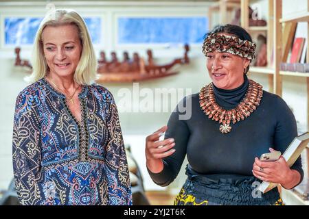 Oslo 20241112. Liv Heyerdahl (links) und Laura Tarita Rapu Alarcón sowie eine Delegation der Osterinsel und der chilenischen Behörden sind anlässlich der Rückgabe von Überresten aus dem Kon-Tiki-Museum in Oslo. Foto: Lise Aaserud / NTB Stockfoto