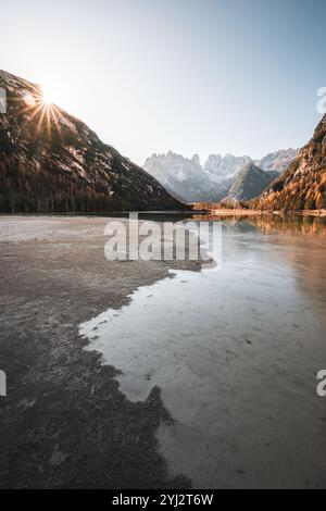 Blick über den teilweise zugefrorenen Dürrensee (italienisch Lago di Landro) nach Süden in die Ampezzaner Dolomiten mit der Cristallogruppe im Herbst zu Sonnenaufgang am 08.11.2024. // Blick über den teilweise gefrorenen Dürrensee südlich in die Ampezzo-Dolomiten mit der Cristallo-Gruppe im Herbst bei Sonnenaufgang am 8. November 2024. - 20241108 PD13006 Credit: APA-PictureDesk/Alamy Live News Stockfoto