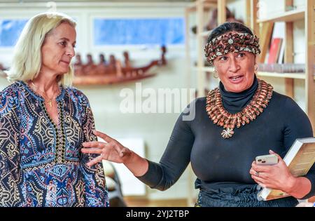 Oslo 20241112. Liv Heyerdahl (links) und Laura Tarita Rapu Alarcón sowie eine Delegation der Osterinsel und der chilenischen Behörden sind anlässlich der Rückgabe von Überresten aus dem Kon-Tiki-Museum in Oslo. Foto: Lise Aaserud / NTB Stockfoto