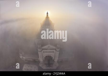 FRANKREICH. NORMANDIE. CALVADOS (14) LISIEUX. DIE WESTFASSADE UND DIE KUPPEL DER BASILIKA SAINTE THERESE ENTSPRINGEN DEM MORGENNEBEL Stockfoto