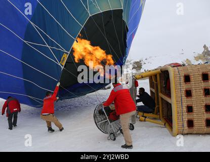 URGUP, NEVSEHIR, TÜRKEI-04. FEBRUAR 2017: Die Crew der Unidentified Balloon Company bläst Heißluftballons auf und macht sich bereit für Touristen in einem kalten Winter Stockfoto