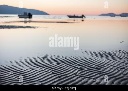 Sonnenuntergang am Hafen in der Nähe der Stadt Vlore in Albanien, Vlore Marina mit Schnellbooten für Touristen. Wasserfront. Bootsfahrt. Vlore ist vom Berg umgeben Stockfoto