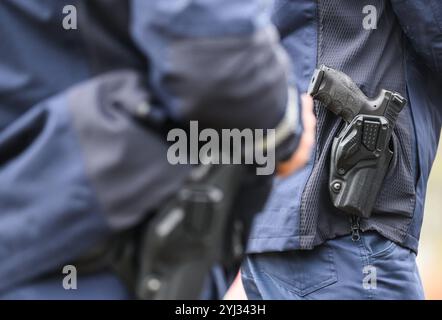 13. November 2024, Sachsen, Dresden: Polizeibeamte tragen Pistolen bei einem Verkehrsstopp. Foto: Robert Michael/dpa Stockfoto