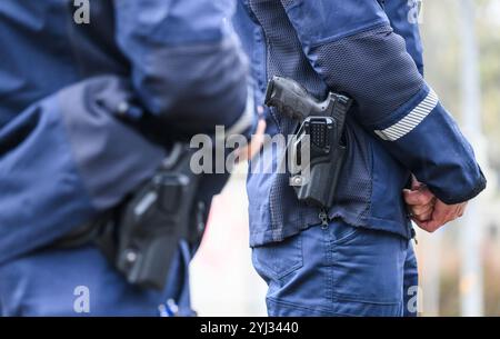 13. November 2024, Sachsen, Dresden: Polizeibeamte tragen Pistolen bei einem Verkehrsstopp. Foto: Robert Michael/dpa Stockfoto