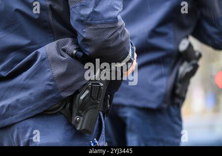 13. November 2024, Sachsen, Dresden: Polizeibeamte tragen Pistolen bei einem Verkehrsstopp. Foto: Robert Michael/dpa Stockfoto