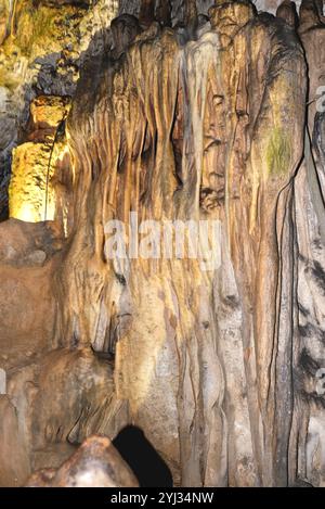 Ledenika Höhle, Höhle, Bulgarien, natürliche Attraktion, Stalaktiten, Stalagmiten, unterirdisch, Felsformationen, Kalksteinhöhle, Natur, Tourismus, Reisen, VR Stockfoto