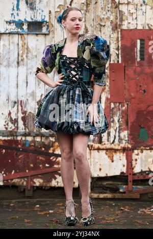 Edinburgh Schottland, Vereinigtes Königreich 13. November 2024. Model Jodie Parker bei den Leith Arches trägt ein Design von Alison Harm vor der Modeschau in Edinburgh, die am Sonntag, den 17. November in Leith Arches stattfindet. Credit sst/alamy Live News Stockfoto