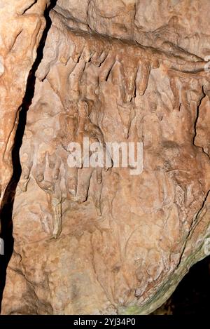 Ledenika Höhle, Höhle, Bulgarien, natürliche Attraktion, Stalaktiten, Stalagmiten, unterirdisch, Felsformationen, Kalksteinhöhle, Natur, Tourismus, Reisen, VR Stockfoto