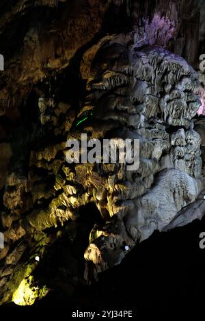 Ledenika Höhle, Höhle, Bulgarien, natürliche Attraktion, Stalaktiten, Stalagmiten, unterirdisch, Felsformationen, Kalksteinhöhle, Natur, Tourismus, Reisen, VR Stockfoto