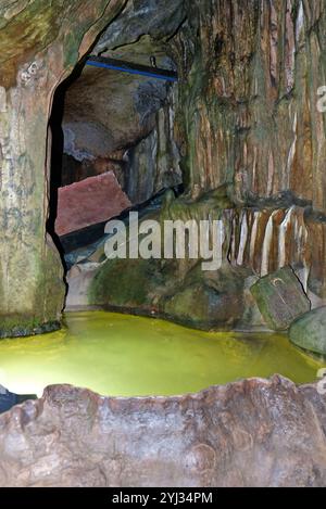 Ledenika Höhle, Höhle, Bulgarien, natürliche Attraktion, Stalaktiten, Stalagmiten, unterirdisch, Felsformationen, Kalksteinhöhle, Natur, Tourismus, Reisen, VR Stockfoto