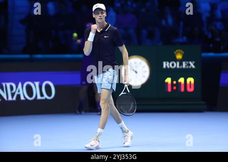 Turin, Italien. November 2024. Jannik Sinner of Italy feiert am dritten Tag des Nitto ATP World Tour Finals das Round Robin Singles zwischen Jannik Sinner of Italy und Taylor Fritz aus den USA. Quelle: Marco Canoniero/Alamy Live News Stockfoto