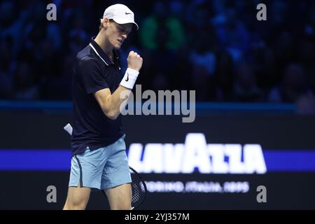 Turin, Italien. November 2024. Jannik Sinner of Italy feiert am dritten Tag des Nitto ATP World Tour Finals das Round Robin Singles zwischen Jannik Sinner of Italy und Taylor Fritz aus den USA. Quelle: Marco Canoniero/Alamy Live News Stockfoto