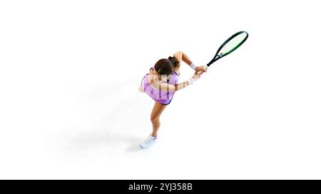 Fokussierte Tennisspielerin im Top-Down-Shot, ihre Augen fixiert auf dem Ball vor weißem Studiohintergrund. Stockfoto