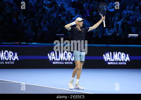 Turin, Italien. November 2024. Jannik Sinner of Italy feiert am dritten Tag des Nitto ATP World Tour Finals das Round Robin Singles zwischen Jannik Sinner of Italy und Taylor Fritz aus den USA. Quelle: Marco Canoniero/Alamy Live News Stockfoto